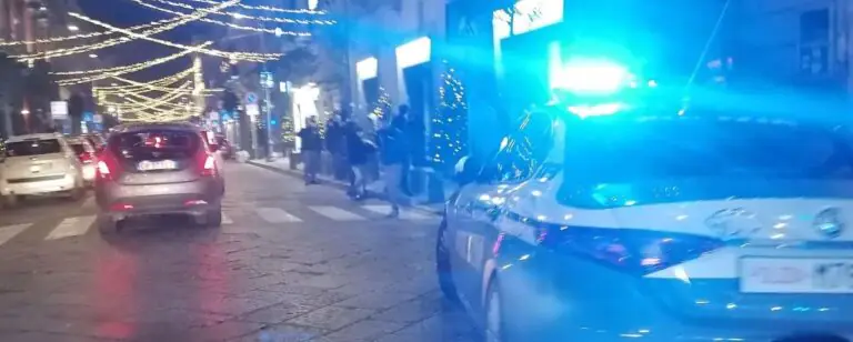 Guerriglia e terrore sul corso principale, 2 giovani accoltellati. Uno è grave