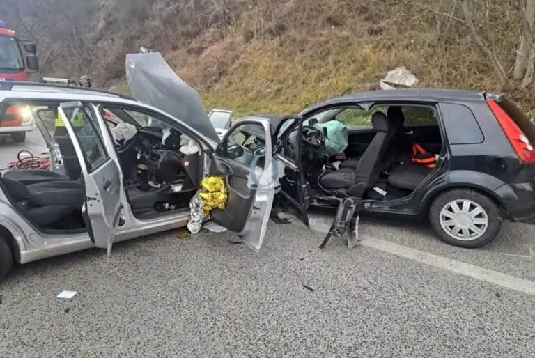 Frontale choc sulla statale: muore una donna e 2 feriti. Uno è grave