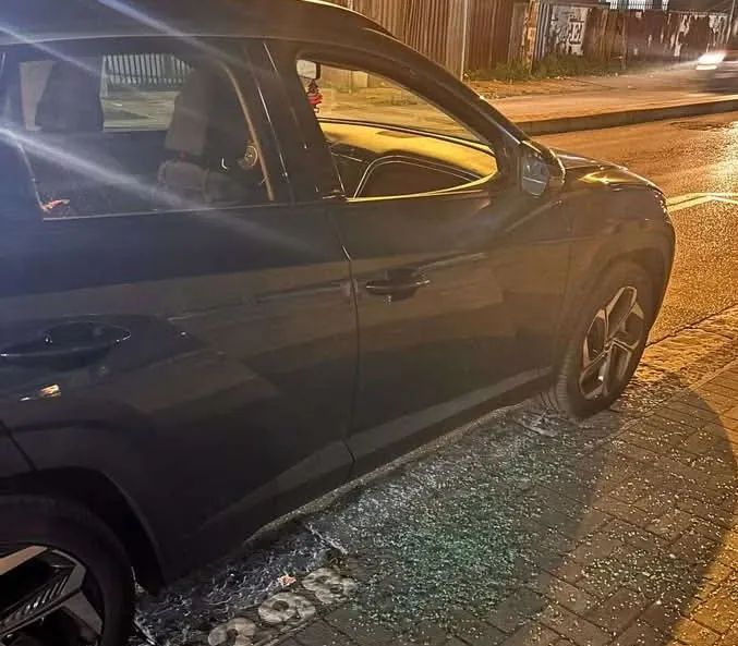 Torna in Campania per le vacanze e gli assaltano l’auto: “Vetri e speranze infrante”