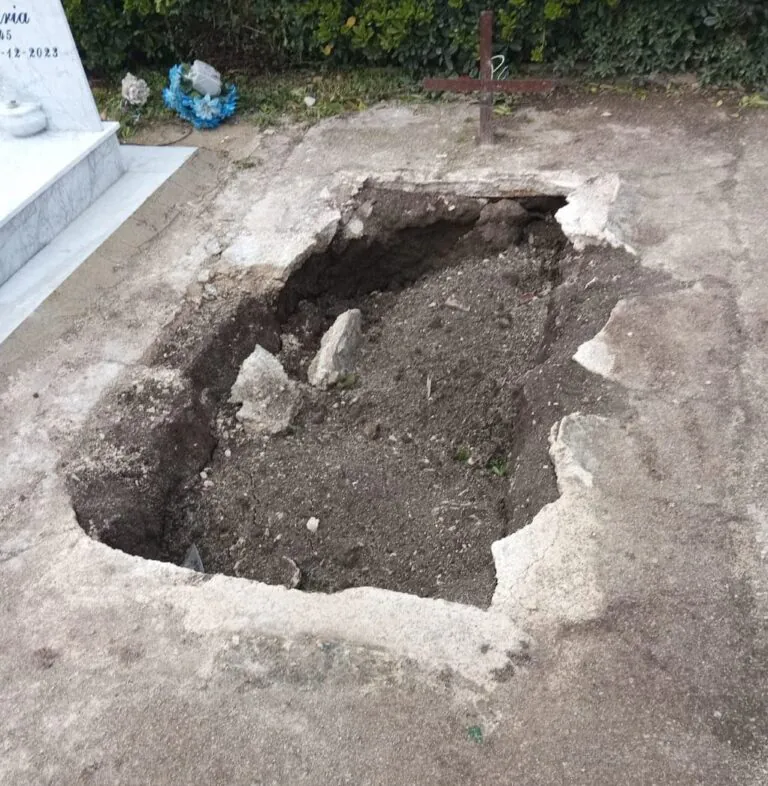 Degrado e pericolo al cimitero: buche lasciate aperte dopo la riesumazione