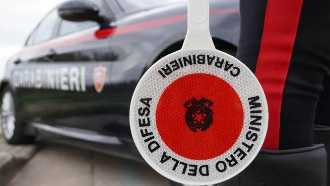 Beccato con droga addosso fornisce false generalità, carabinieri lo arrestano