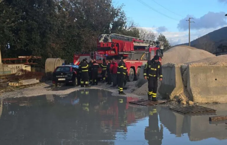 Si lancia nel fiume poi telefona ai pompieri per farsi salvare