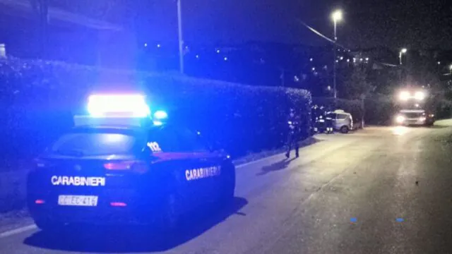 Auto si ribalta, due feriti