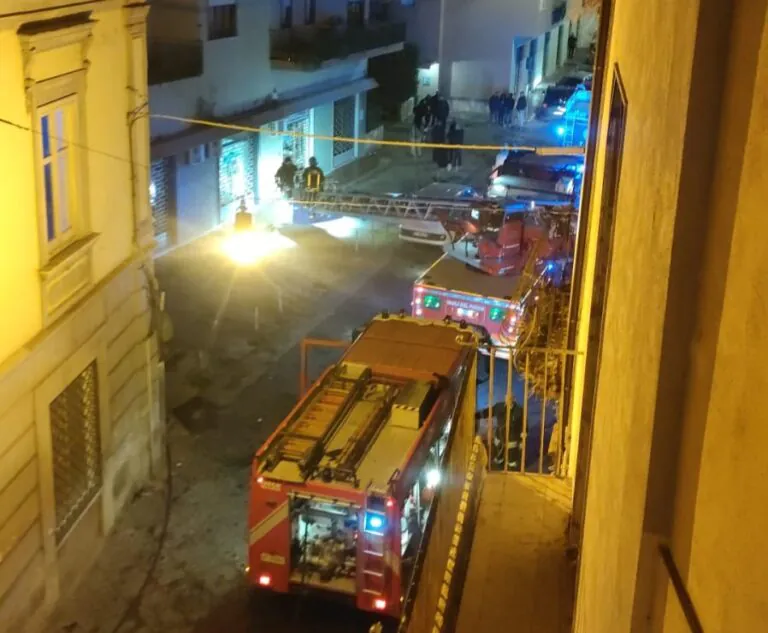 Fiamme in un parco residenziale, il bilancio dei danni