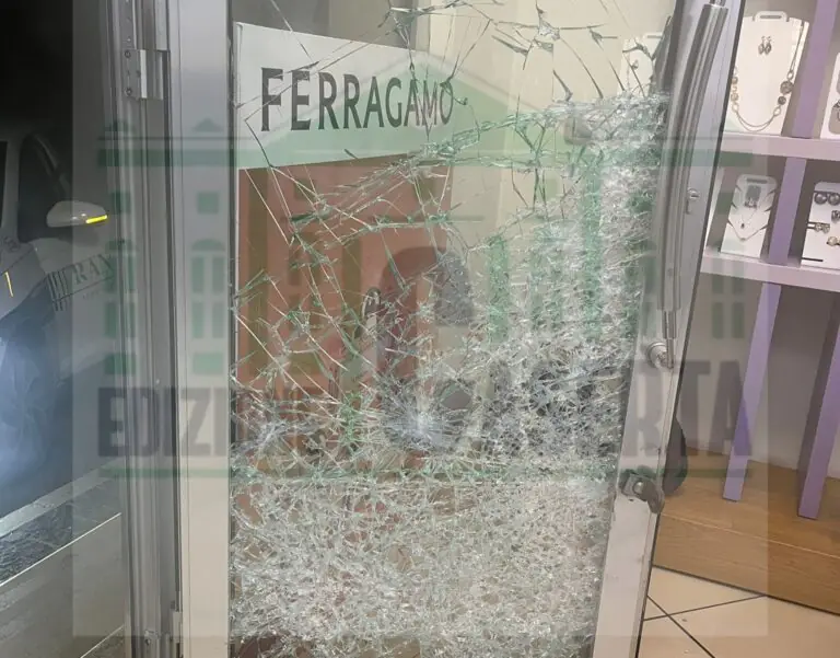 Raid dei ladri in profumeria: è l’ottavo assalto in 3 mesi