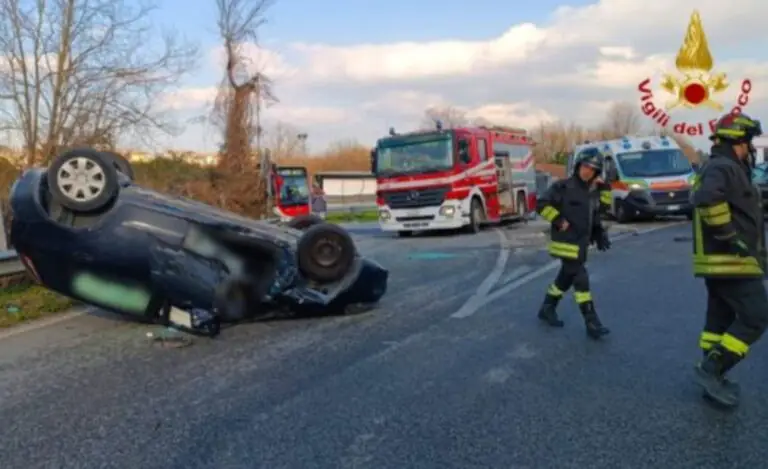 Auto si ribalta sulla 7bis, conducente intrappolato