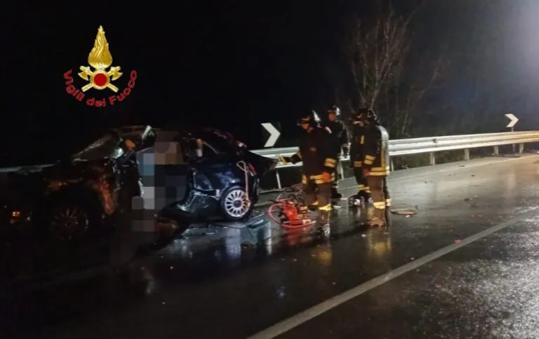 Auto contro furgone su Statale, 2 intrappolati tra le lamiere. Foto