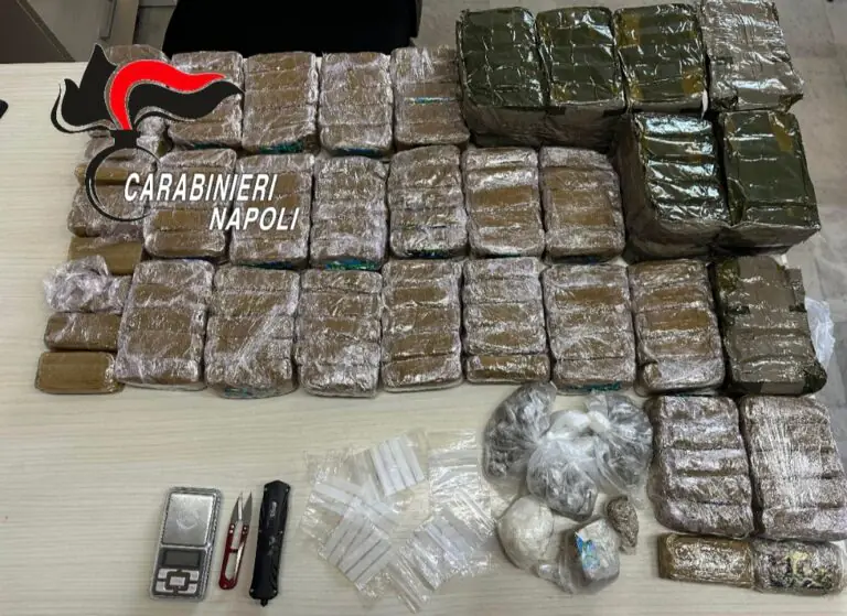 Seguono rapinatori, trovano carico di droga da 20 chili: 4 arresti