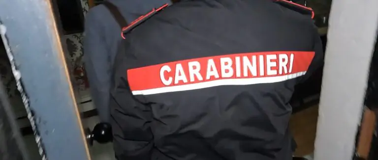 Vuole sparare ai vicini e apre fuoco davvero: follia nel Casertano