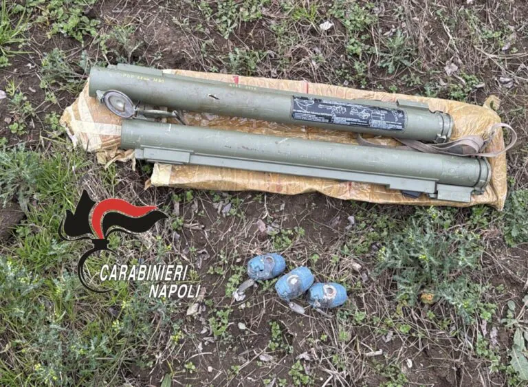Armi da guerra nelle campagne, trovati bazooka e bombe