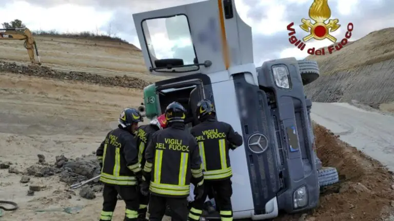 Esplode gomma, tir si ribalta: camionista incastrato