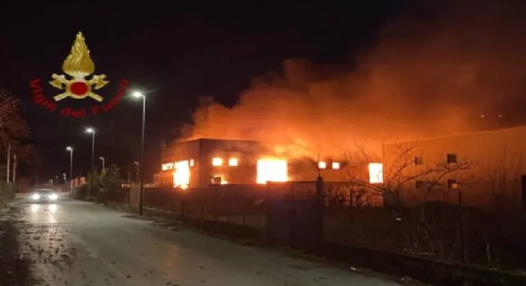 In fiamme capannone nella zona industriale