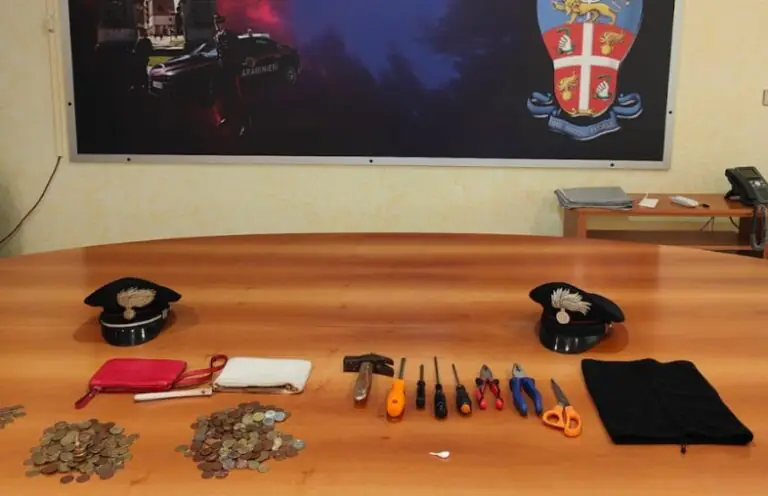 Assalto ai distributori delle scuole, arrestata coppia
