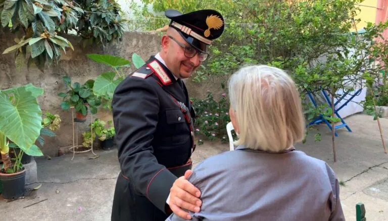Le tolgono i gioielli del marito defunto con la truffa del fino parente, ordinanza per 2