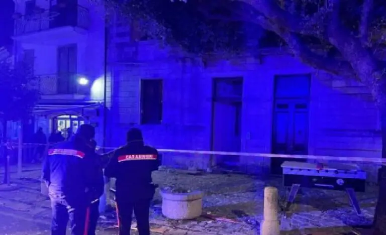 Esplosione dopo fuga di gas, due feriti