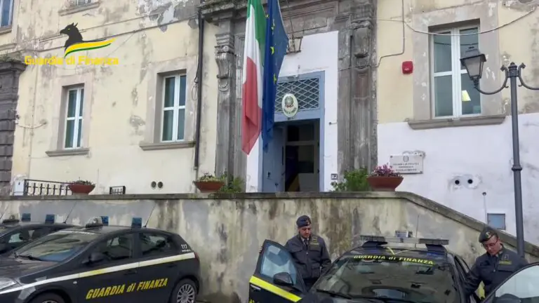 Vende  droga agli studenti delle superiori: beccato dalla Finanza
