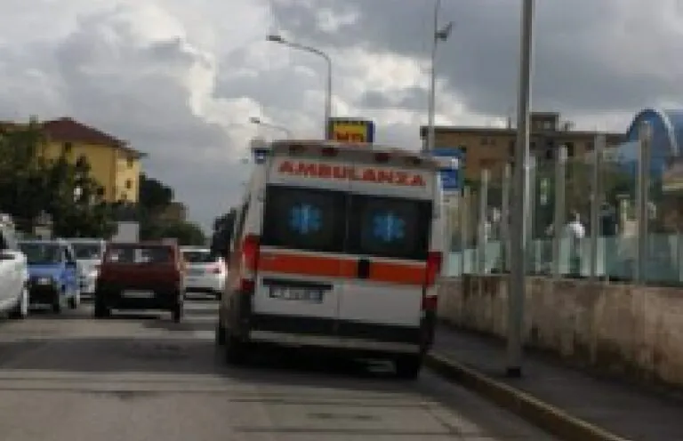 Incidente sulla via del carcere: feriti e traffico in tilt