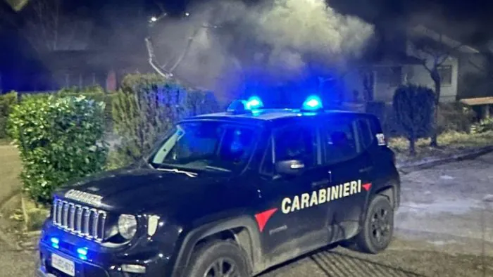 Incendio choc in una ditta, danneggiati 7 mezzi