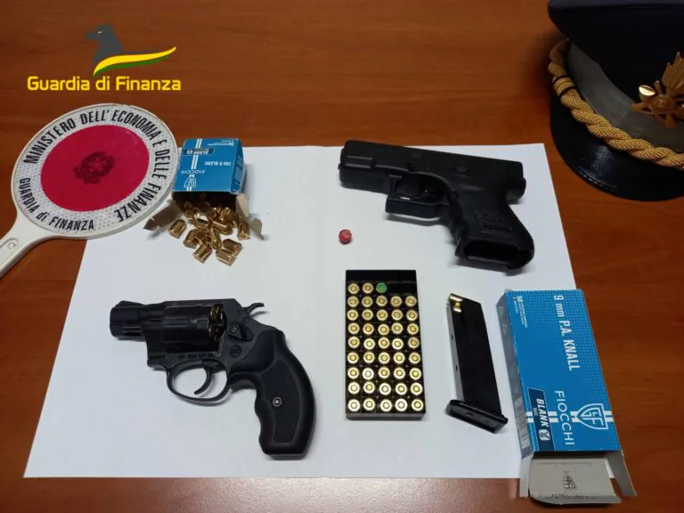 Sorpreso a girare di notte, gli trovano pure le pistole