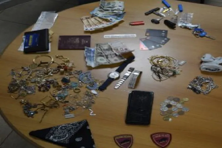 Sorpreso a rubare in casa e arrestato dalla polizia