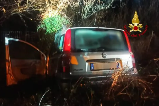 Finisce nella scarpata con la sua auto