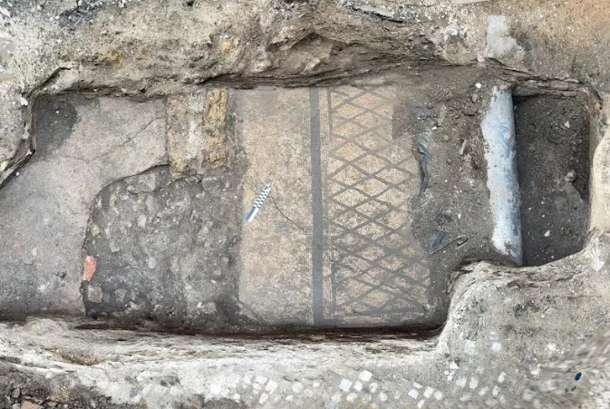 Scavano per lavori in centro, trovano mosaico del I secolo a.C.