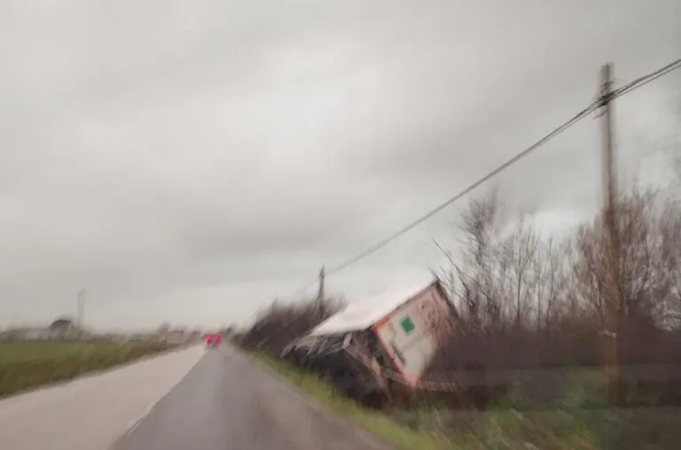 Paura sulla Provinciale: camion finisce fuori strada