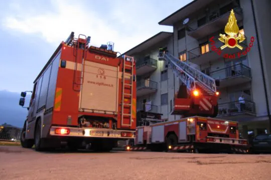 Vigili del fuoco fanno irruzione in casa e la trovano morta
