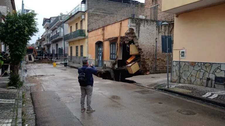 Enorme voragine si apre in strada, cede muro di una palazzina