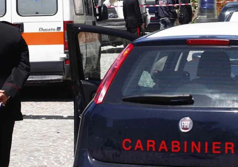 Non risponde al telefono, la trovano impiccata in casa a 33 anni