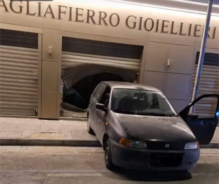 Raid da film: banda assalta gioielleria. È emergenza sicurezza