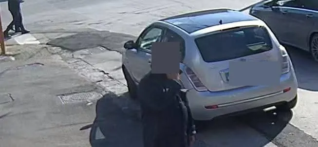 Finge di essere amico della nipote e truffa un’anziana
