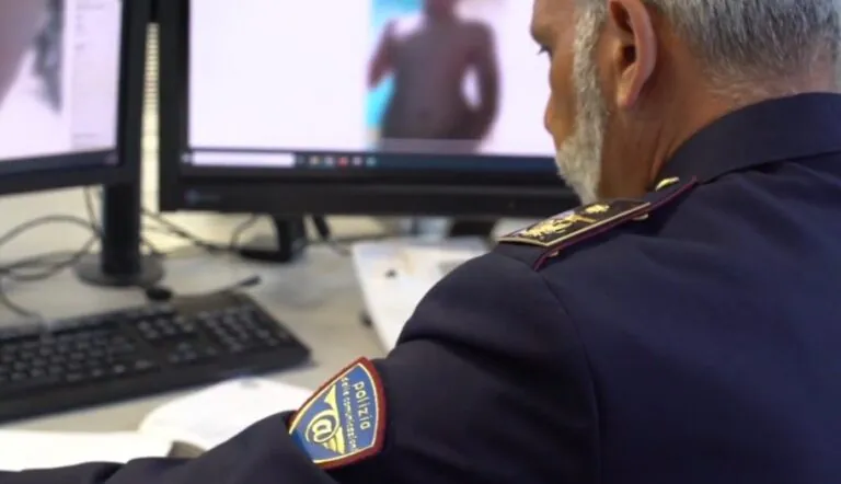 Maxi operazione contro la pedopornografica online in Italia: blitz anche nel Casertano
