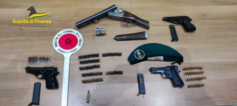 Trovato in autostrada con un arsenale a bordo