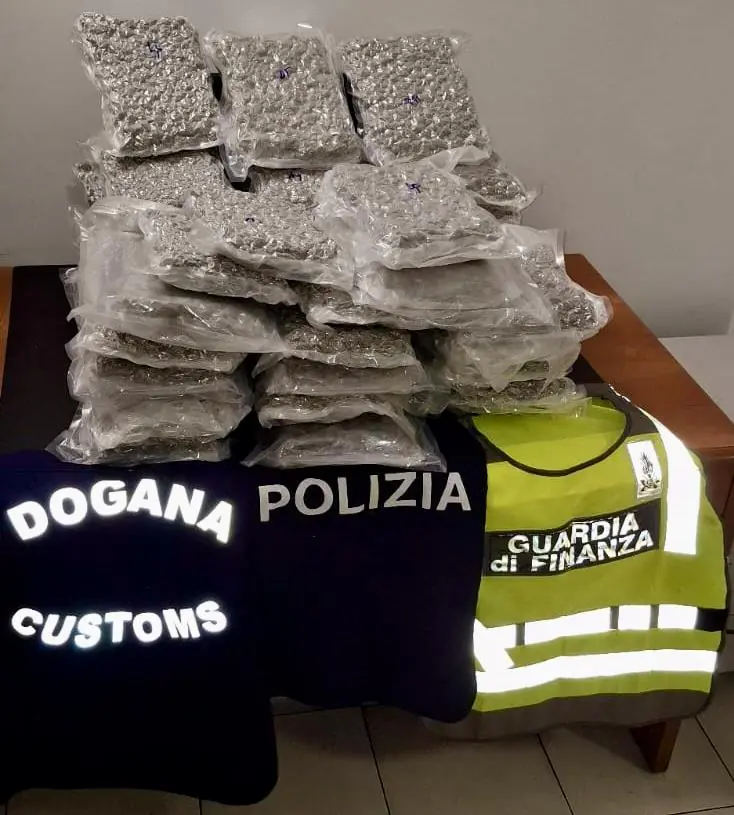 Rotte della droga, fermato con 23 chili di “erba” in arrivo da Dubai