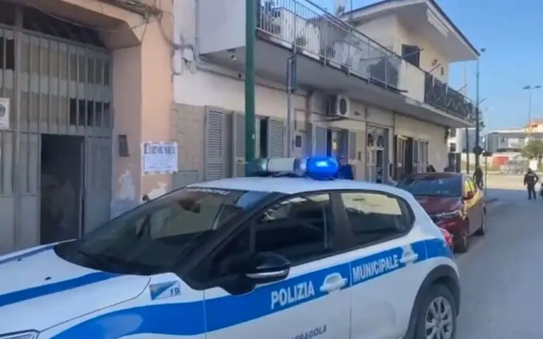 Scoperta casa a luci rosse sulla Sannitica. Ecco dove erano le escort: scattano i fermi