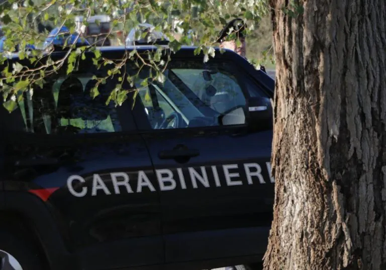 Scappa dai domiciliari, lo trovano fuori regione su un’auto rubata
