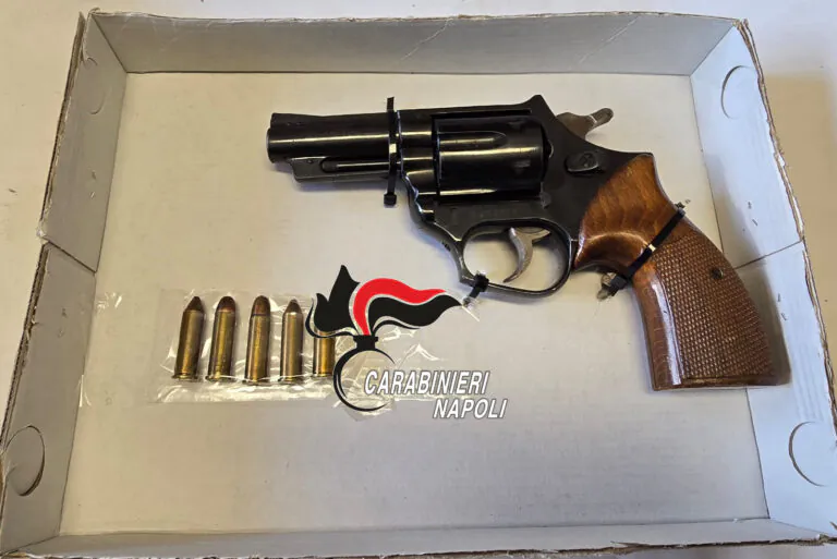 Volto noto beccato con una pistola carica: scatta l’arresto