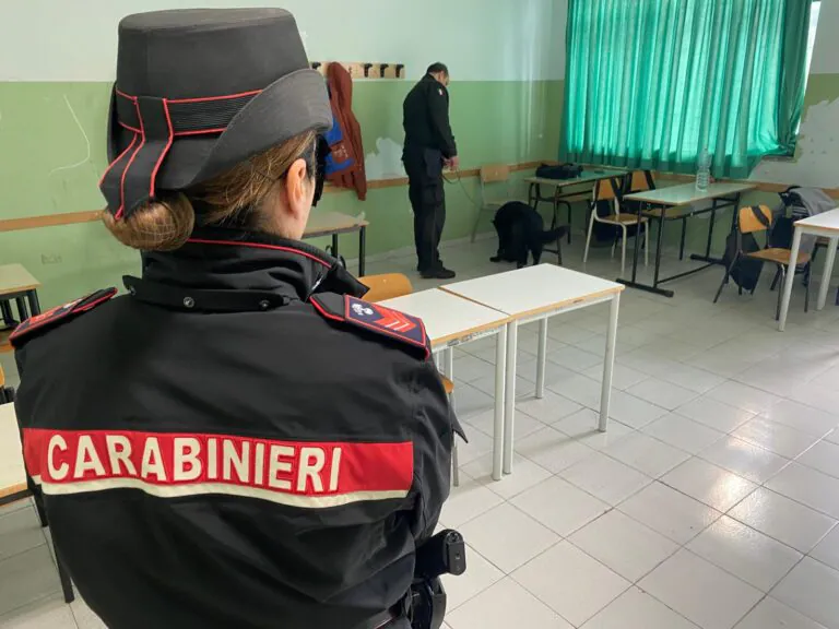 Aggressione a scuola dopo un richiamo: insegnante colta da malore, scatta la denuncia