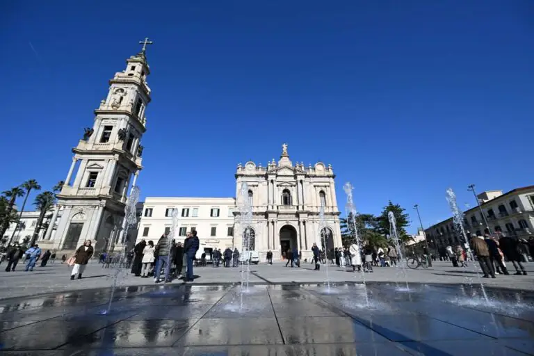 Si mette nel confessionale al posto del prete e ascolta i peccati di tutti