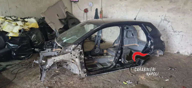 Porta il figlio 16enne a “lavorare” con lui: li trovano a sventrare una Captur