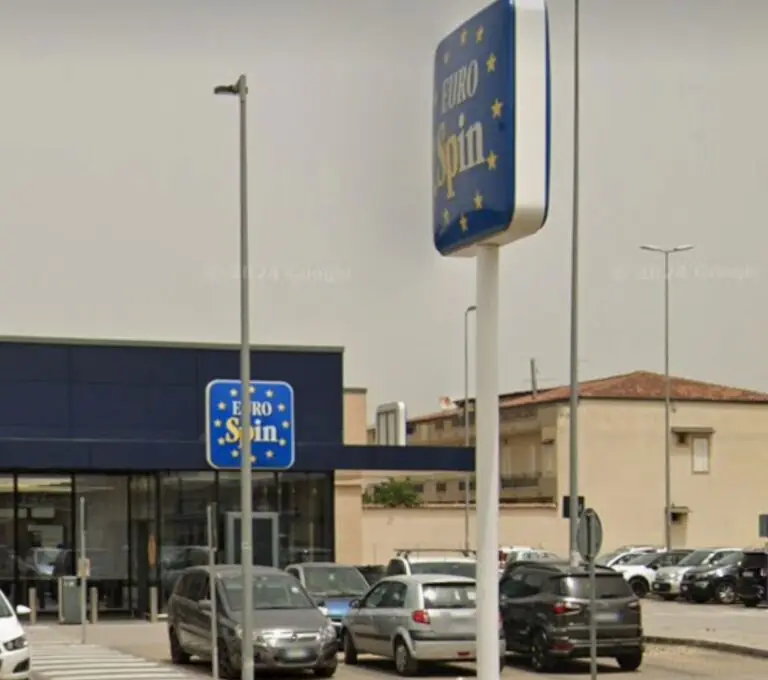 Rapina choc al supermercato, bandito punta pistola e cassiera si accascia