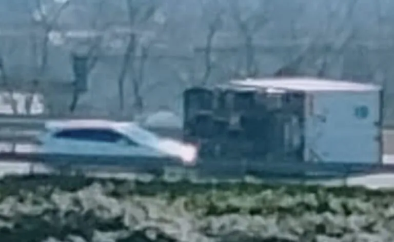 Camion si ribalta, choc sull’Asse Mediano