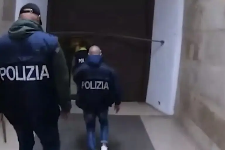 Droga e armi dei clan, 20 gli arrestati del blitz congiunto: così minacciano i commercianti