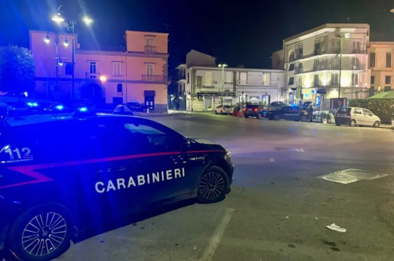 Lo trova a rovistare in camera da letto e lo fa arrestare