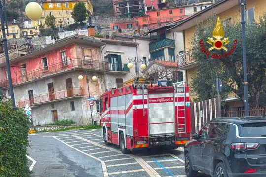 Vigili del fuoco fanno irruzione in casa e lo trovano morto