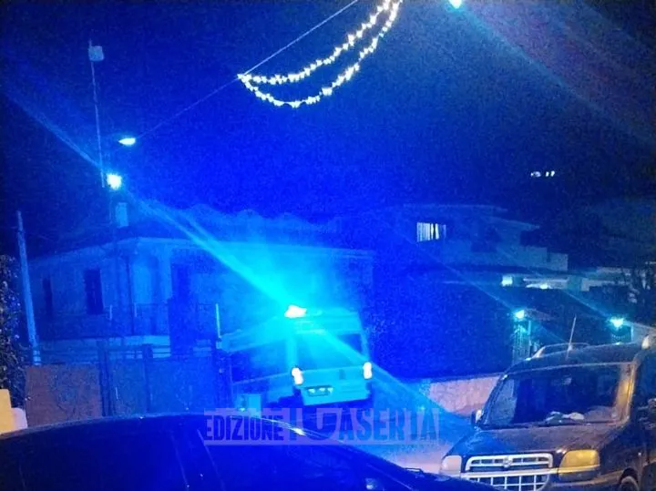Illuminazione installata per la festa crolla su due operai