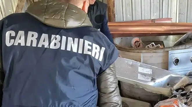 Sorpreso col bottino trafugato dalla scuola sotto casa