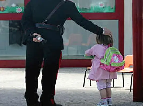 Bimba di 6 anni va a scuola da sola: “Mamma è caduta”. La trovano morta