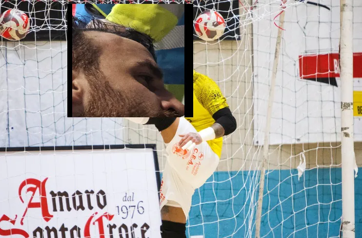 Portiere preso a pugni da un tifoso durante la partita